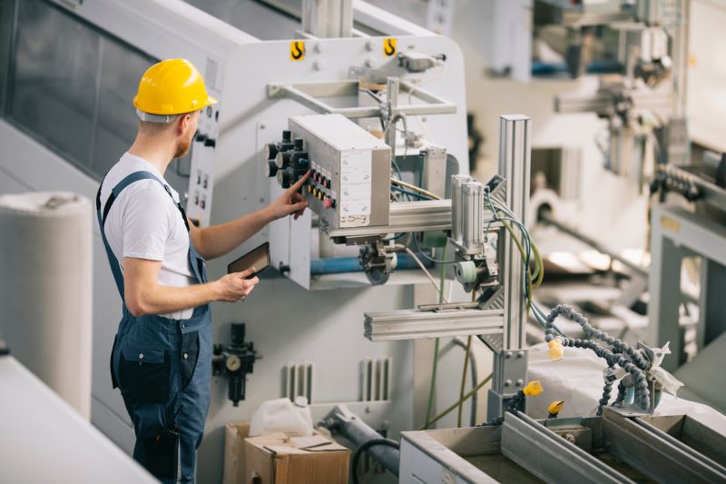 Mitarbeiter bedient mit SAP eine Bedientafel